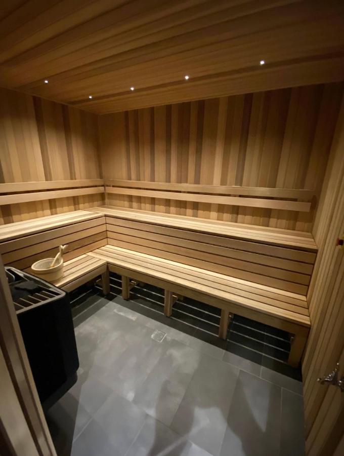 Midnight Luxe: Chic Braddon Apartment with Pool and Sauna Canberra Exterior photo