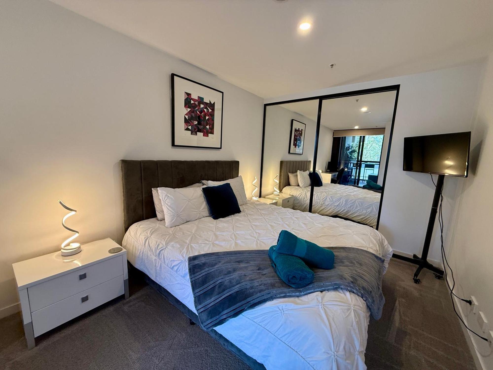 Midnight Luxe: Chic Braddon Apartment with Pool and Sauna Canberra Exterior photo
