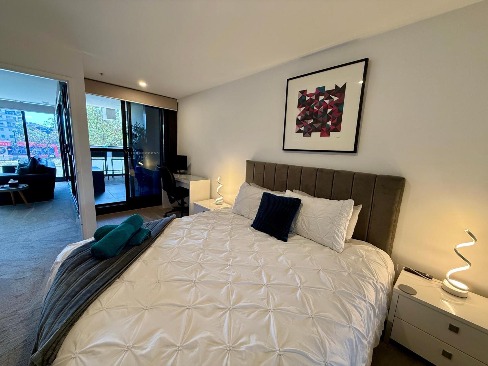 Midnight Luxe: Chic Braddon Apartment with Pool and Sauna Canberra Exterior photo