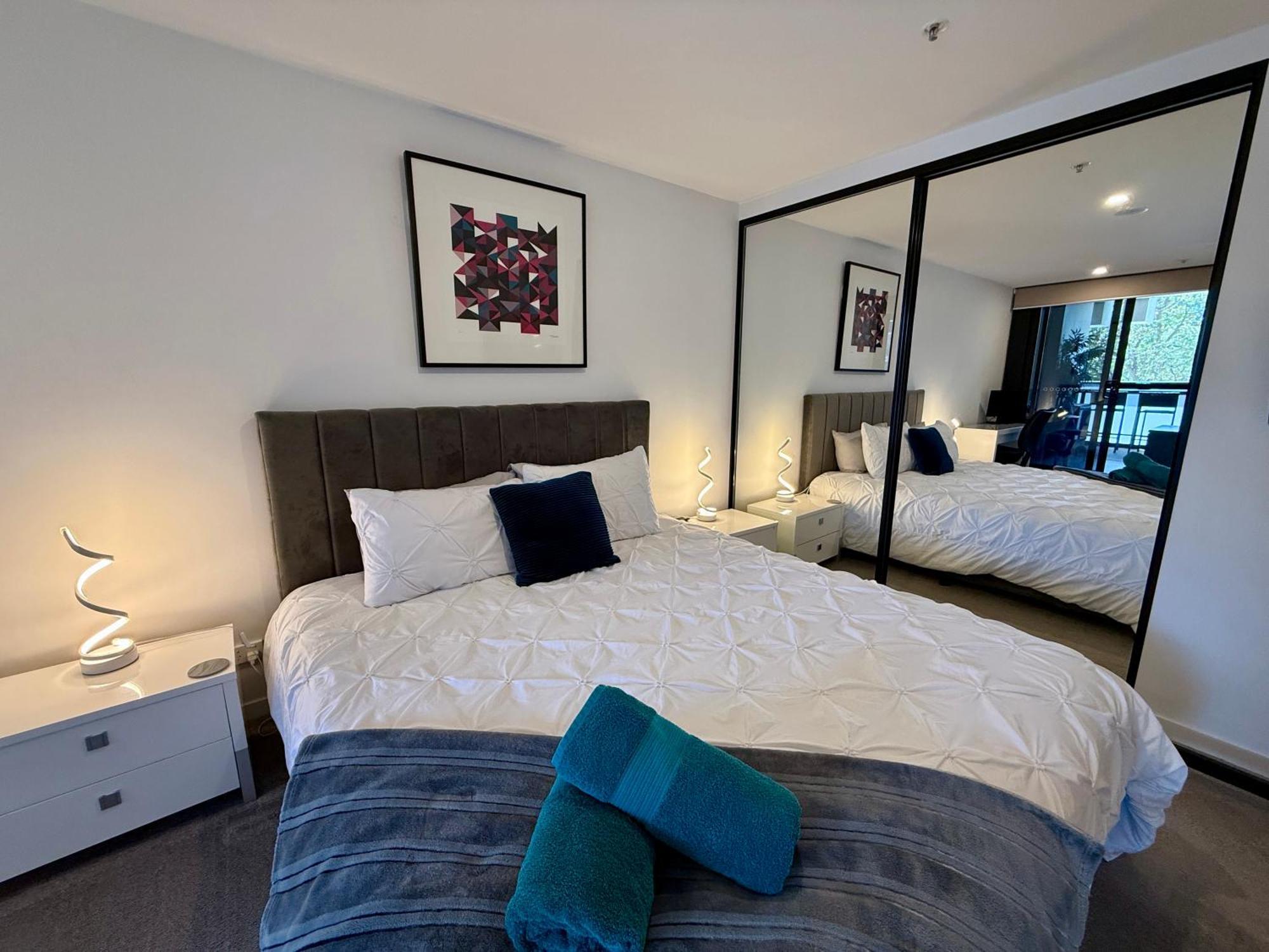 Midnight Luxe: Chic Braddon Apartment with Pool and Sauna Canberra Exterior photo